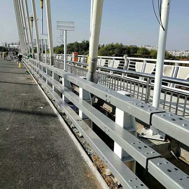 桥梁护栏可以避免光污染